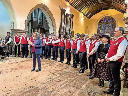 Ntánt l conzert nte la gliejia de St. Mary.
