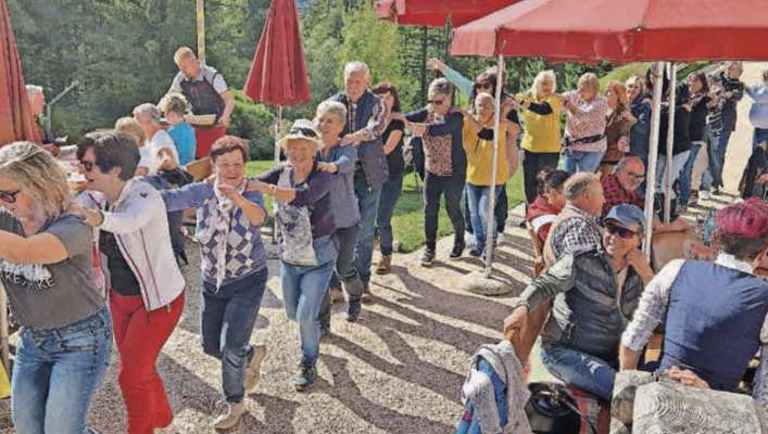 Na lingia de trëi cunzerc dla grupa de Mujiga: un a Urtijëi ta Val d’Anna, una sun Plaza de Chemun de Sëlva y una sun Mont de Sëuc. Sun la fotografia iel da udëi chël te Val d’Anna. La jënt se à devertì dassënn.
