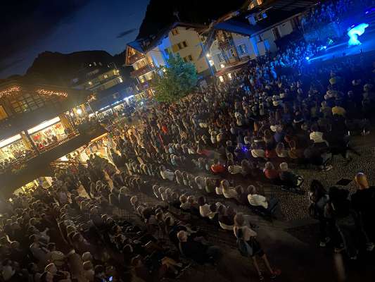 N spetacol te Piaz Marconi de Cianacei, pien e rès de jent. (foto Sebastiano Bridi)
