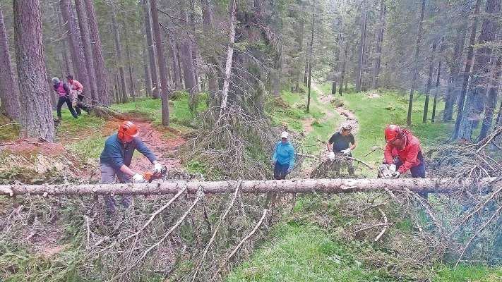 Vorentie de el Cai de Anpezo a ‘l laoro, da daerśe fora un troi, sarà da i schiante.
