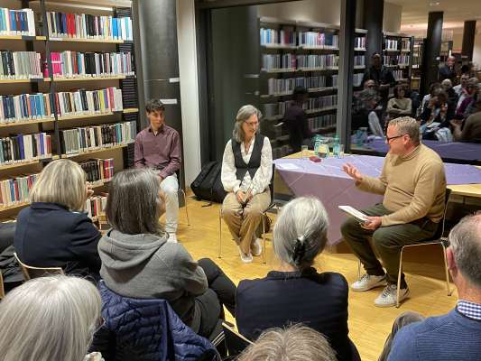 Werner Pescosta  á presenté adöm al’auturia Margit Weiss le liber nü. foto:mo
