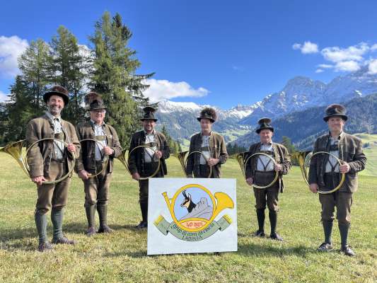 Le grup "Ladinia", en gaujiun dla festa de 40 agn.
