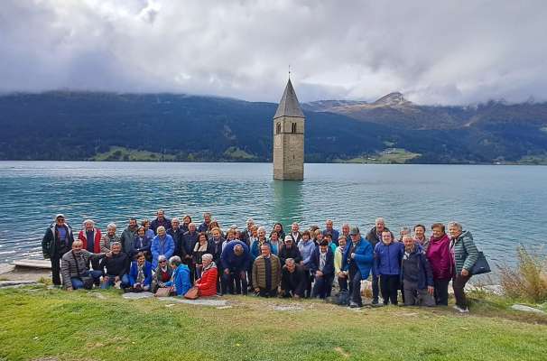 Le grup dl KVW La Ila tla culissa dl lech de Reschen.
