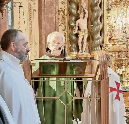 Frate Leone Rossato de 95 ane el disc danoo mesa, inze ra “so” jeja de ra Madona de ra Difesa in Anpezo.
