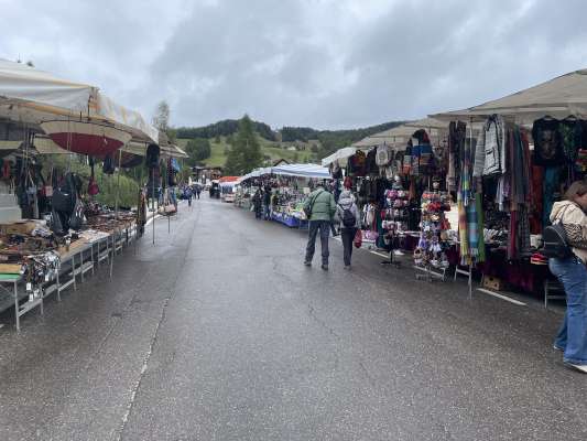 Le marcé da San Francësch a Badia s’indeblësc