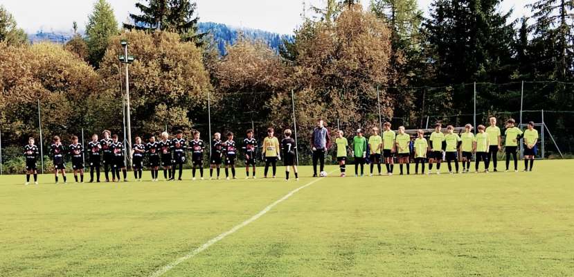 Les döes scuadres, FC Südtirol (pröm dmc) y Jonëza C Val Badia, sön le ciamp da palé a Rina. foto:AF
