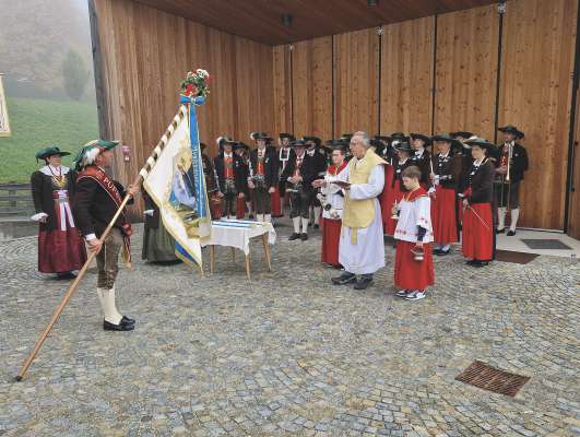 Sn. Peter Gschnitzer à ufizialmënter benedì la bandiera nueva.
