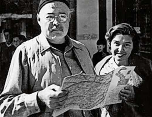 El scritor american Ernest Hemingway, che ‘l é stà Premio Nobel, e Fernanda Pivano, che r’à voltà i so libre par talian, i s’à conosciù ca in Anpezo de ‘l 1948.
