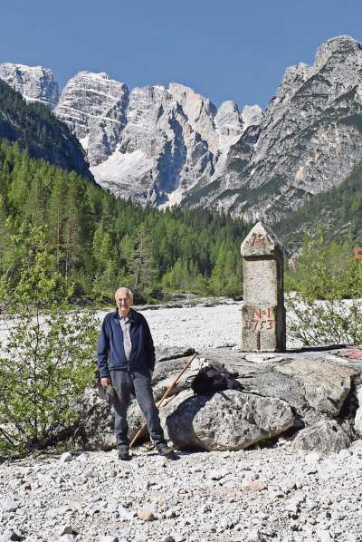 Mario Ferruccio Belli inze ‘l ghebo de el Ru de ra Marogna, a confin intrà Auronzo e Toblach, agnó che se và su da Carbonin ves Misurina.
