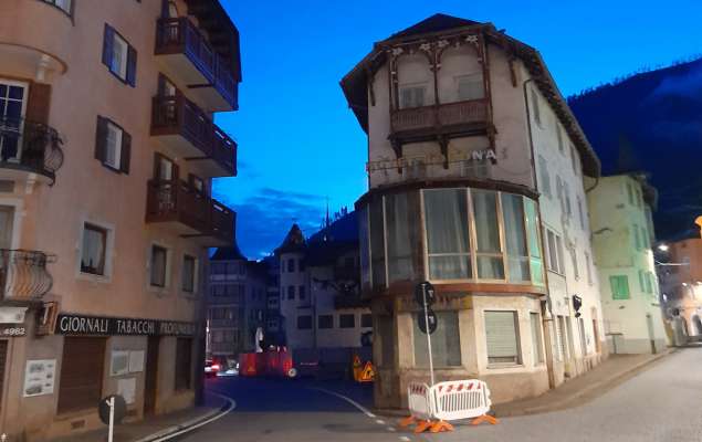 L Albergo Corona coche l varda fora ades, anter la doi strèdes.
