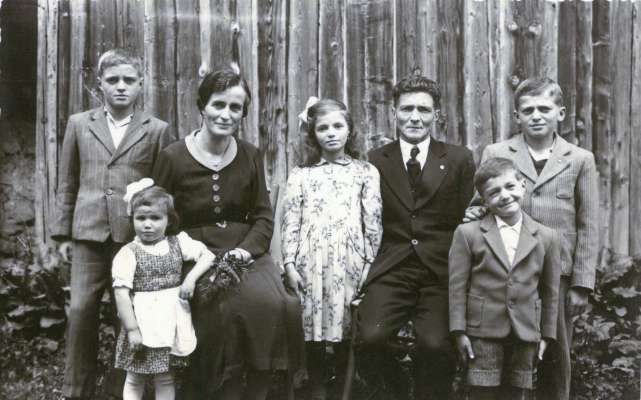 La familia de Gusti Ghetta dal Ones, ultim monech de la Moniaria de Sèn Jan. Piergiorgio l é l prum a man cencia.
