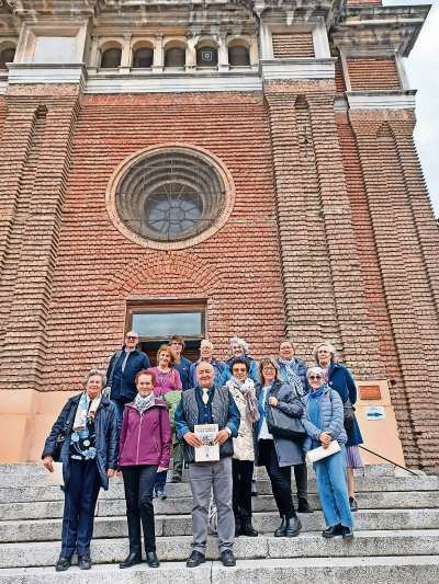 Ra Schola Cantorum de Anpezo daante ra catedrale de Pavia.
