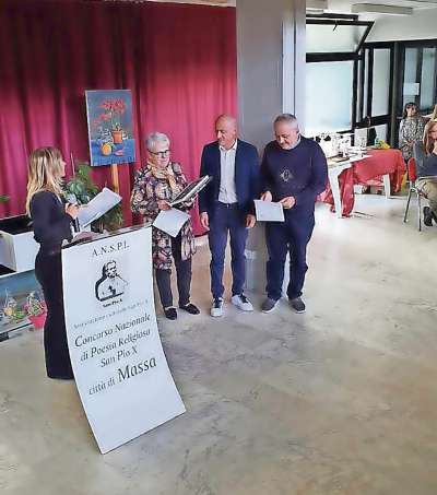 Antonietta Crepaz a la premiazion del concors de poejia de gliejia a Massa Carrara.
