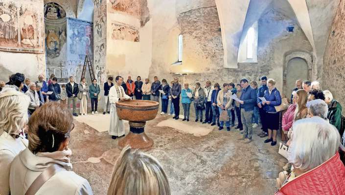 N moment de la zerimonia nte la capela de S.Jan del Dom, ulache l é sté recordé l liam de le trei comunité cristiane da Souramont co la Diozeji de Persenon.
