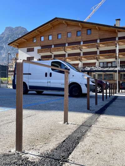 I pilastri dales rodes nüs instalá te plaza de zënter a La Ila. foto:mo
