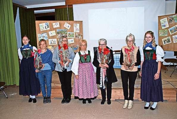 Da mán ciámpa: Miriam Festa, Silvia Costa, Stella Palla, Manuela Ladurner, Antonietta Crepaz, Manuela Dorigo e Chiara Palla.
