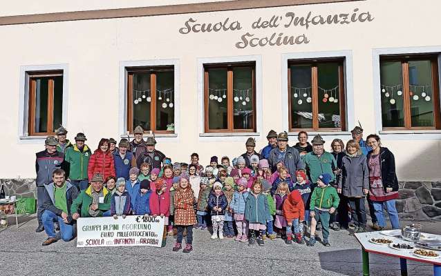 I alpini coi tosac e le maestre de la scolina de Reba.
