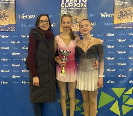 Les atletes dl Ice Club Alta Badia Marlene Tschaffert (pröma dmd) y Lea Marie Castlunger, cun l’alenadëssa Giulia Garello. foto:ICAB
