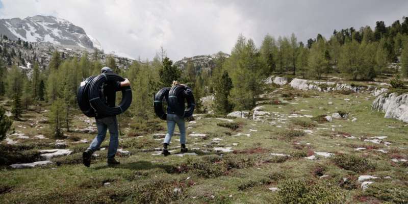 Le coletif d’artisć LOCI, che se arjigna ca a istalé süa creaziun te Fanes. foto:SMACH
