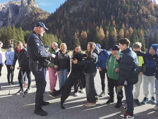 I sculeies y la sculées à pudù mparé velch n con’ di cians di Carabinieres, plu avisa de si ncëria y de si mpurtanza. Foto: CC Urtijëi.
