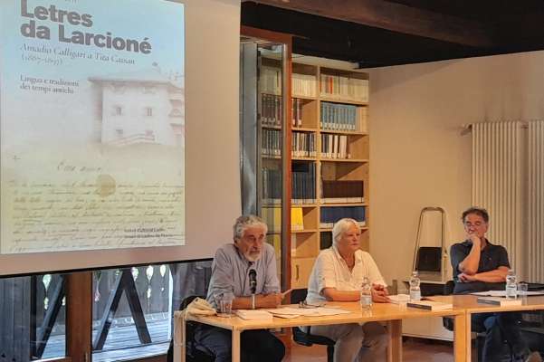 Fabio Chiocchetti, a man dreta, l an passà a la prejentazion del liber coi professores Mario Infelise e Ulrike Kindl.
