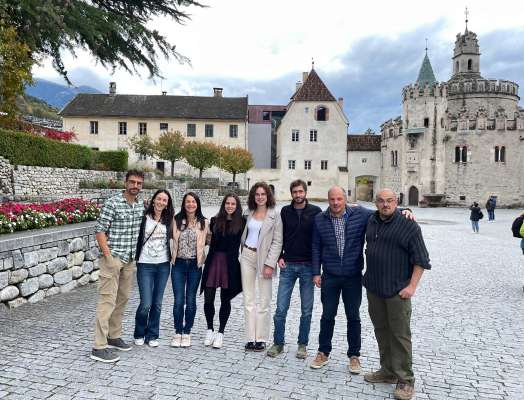 I ot mënajites ladins: Werner Dejori da Santa Cristina, Ingrid Demetz de Sëlva, Maria Luisa Rubatscher da San Martin, Romina Plancker de Sëlva, Nora Goller da Urtijëi, Stefano Di Giovanni de Sëlva, Pire Unterweger d’Antermëia y Matteo Rubatscher da La Val.
