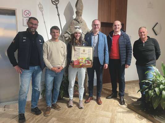 L alenadëur de Lara Malsiner, Romed Moroder, l assessëur per l sport Janpiere Prugger, l'atleta Lara Malsiner, l ambolt Tobia Moroder, Stefan Kasslatter, assessëur per la mubiltà y Rudi Kostner, assessëur respunsabl per la stredes, nfrastrutures, ega y egaduc.
