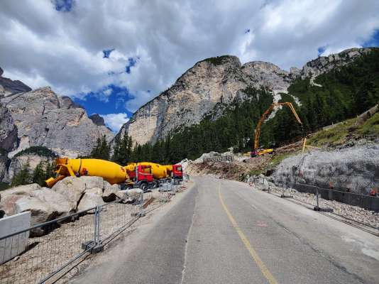 Sön la strada de Valparola é jüs inant aslöm i laurs de stabilisaziun. Cun i 29.11. ésera indô daverta. (Foto: Ofize Provinzial Infrastrotöres)
