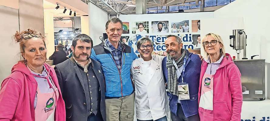 L staff de la lateria da Renac che a totu pert a la Mig de Longaron, auna al Capocomun da Fodom Oscar Nagler (ntaméz).
