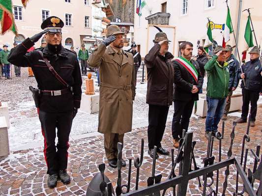 Alpini e autorité ntánt la zerimonia davánt al muliment dei tomei sun Plaza Catarina Lánz.
