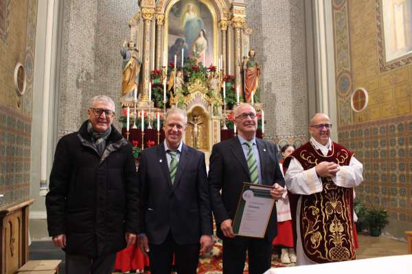 Gran onoranza por i 60 agn da orghelist: dmc él le componist dla mëssa y presidënt dla Lia dla Musiga de dlijia Heinrich Walder, le presidënt dl Cor Hubert Pezzei, le iubilar Pio Pescoller y le ploan siur Klaus Sottsas. (Foto: Mirco Schanung)
