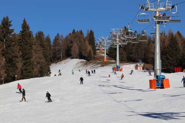 Cotan de jënt le pröm de, sön la pista "Costa" dala pert marora de Plan de Corones.
