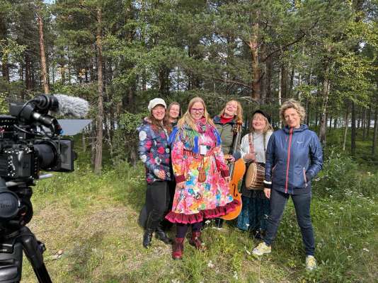 Tla Norvegia, Svezia, Finlandia y Ruscia viv la mendranza di sámi, na mendranza che à nce na si rujeneda: l team de minet ie l ann passà stat tla Finlandia a i crì. (Foto: minet)
