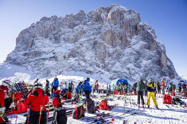 De ndut 230 atlec y atletes da deplù de diesc nazions à fat pea la garejedes sun Piz Sela.  (Foto: Werner Dejori)
