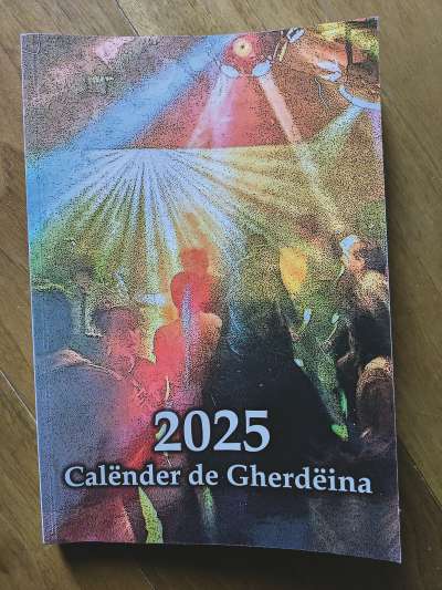 Sun l cuiertl dl Calënder de Gherdëina 2025 iel da udëi L Medel, ntlëuta mo discoteca
