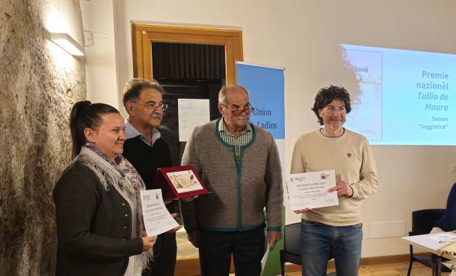 Chiocchetti ringrazià da l'Union di Ladins: l pest ciapà ge à fat vadagnèr na menzioni ence a l'Union e al ICL.
