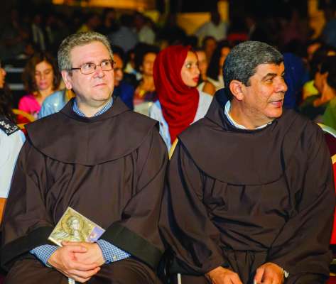 P. Francesco Patton, a cencia, con P. Ibrahim Faltas, a Betlem del 2016, canche la Scola de Fascia aea portà ló l spetacol "L Prum Nadèl" . (foto H2Media)
