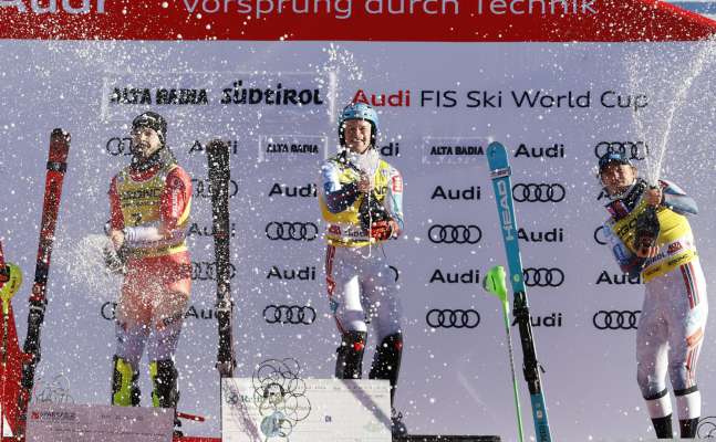 Le podest dl slalom strënt: 1. post Timon Haugan; 2. post Loic Meillard; 3. post Atle Lie McGrath. foto:pentaphoto
