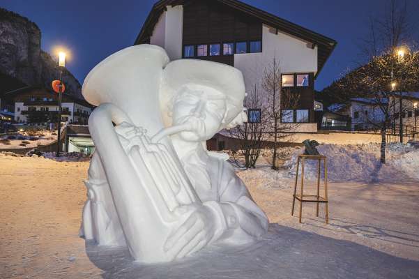 La scultura "Sunadëur dl Bomberdon" ie ruvà prim pra l cuncors dla scultures de dlacia te Sëlva. Foto: valgardena.it/Diego Moroder.
