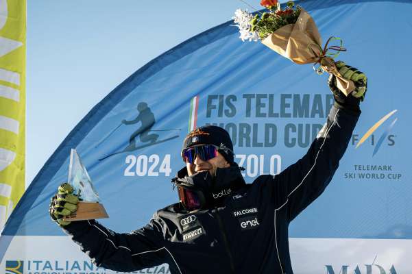 La sajon dl telemark à scumencià: Raphael Mahlknecht segondo a Pinzolo. Foto: ulyssedaessle
