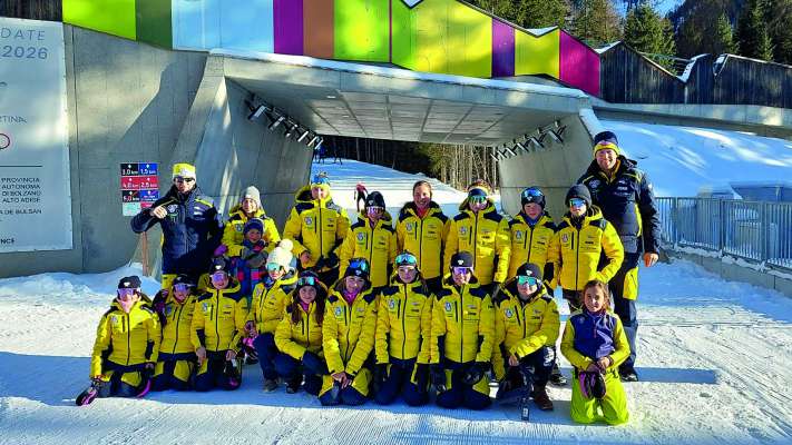 L Schiclub Gherdëina sezion biathlon di mëndri a Antholz.
