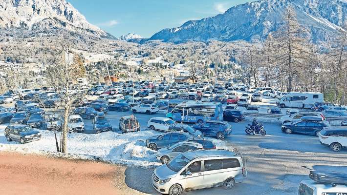 Intrà Jilardon e Lazedel: un de i piazai pede i inpiante da se montà, agnó che ‘l é senpre un gran reśiro de machines. Inze meśo se vede el skibus voito, zenza parsones inze.
