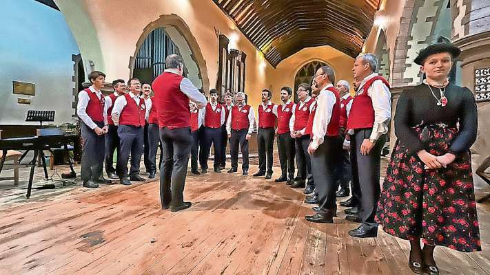 L Coro Fodom ntánt l’ejibizion a Brecon ntel Galles.
