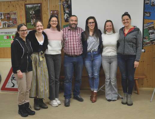 Da m.c.: Barbara Pfattner, Vera Linder, Christine Senoner, Andreas Delago, Alexia Comploi, Pia Demetz y Anna Demez (l mancia Luca Mussner).
