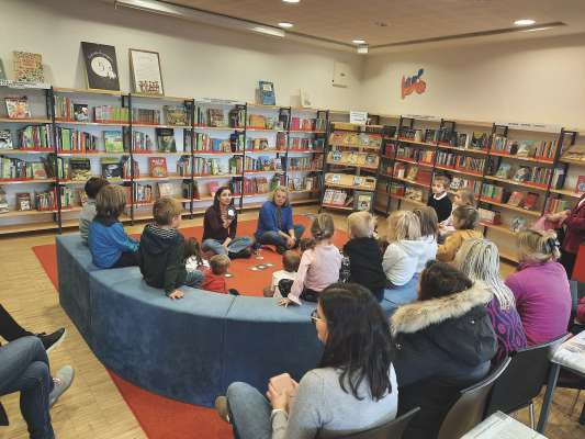 Truep mëndri y mëndres va for inò tla biblioteca de Sëlva pra truepa manifestazions.
