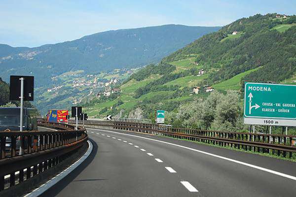 Su la tabela per jir fora a A Tluses l é segnà Gherdena, ence a Egna cognessa vegnir scrit Fascia e Fiem.
