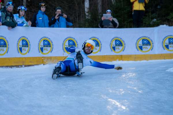 Florian Clara tratan la gara a Mariazell. (Foto: Jana Zischg)
