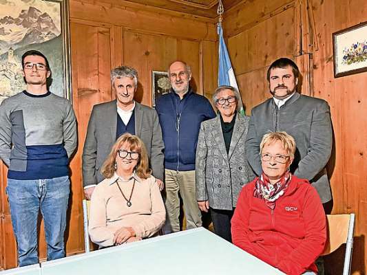 L nuof Consei de Aministrazion del Istitut Ladin Cesa de Jan. Da mán ciámpa: Carlo Agostini, Paolo Frena, Flavio Lancedelli, Elsa Zardini, Oscar Nagler. Davánt via: Paola Agostini e Manuela Ladurner.
