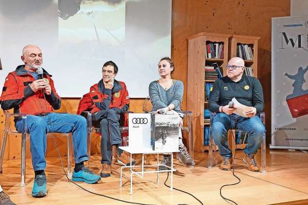 I doi anpezane Paolo Bellodis Smalzo e Franco Gaspari Moroto, Guides e ome de el Socorso, aduna con Fabio Bristot »Rufus« de el Cnsas nazional.
