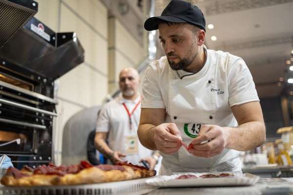 Le pizzaiolo Elia Postica arjigna ca la "pizza dolomitica" tratan le campionat. 
